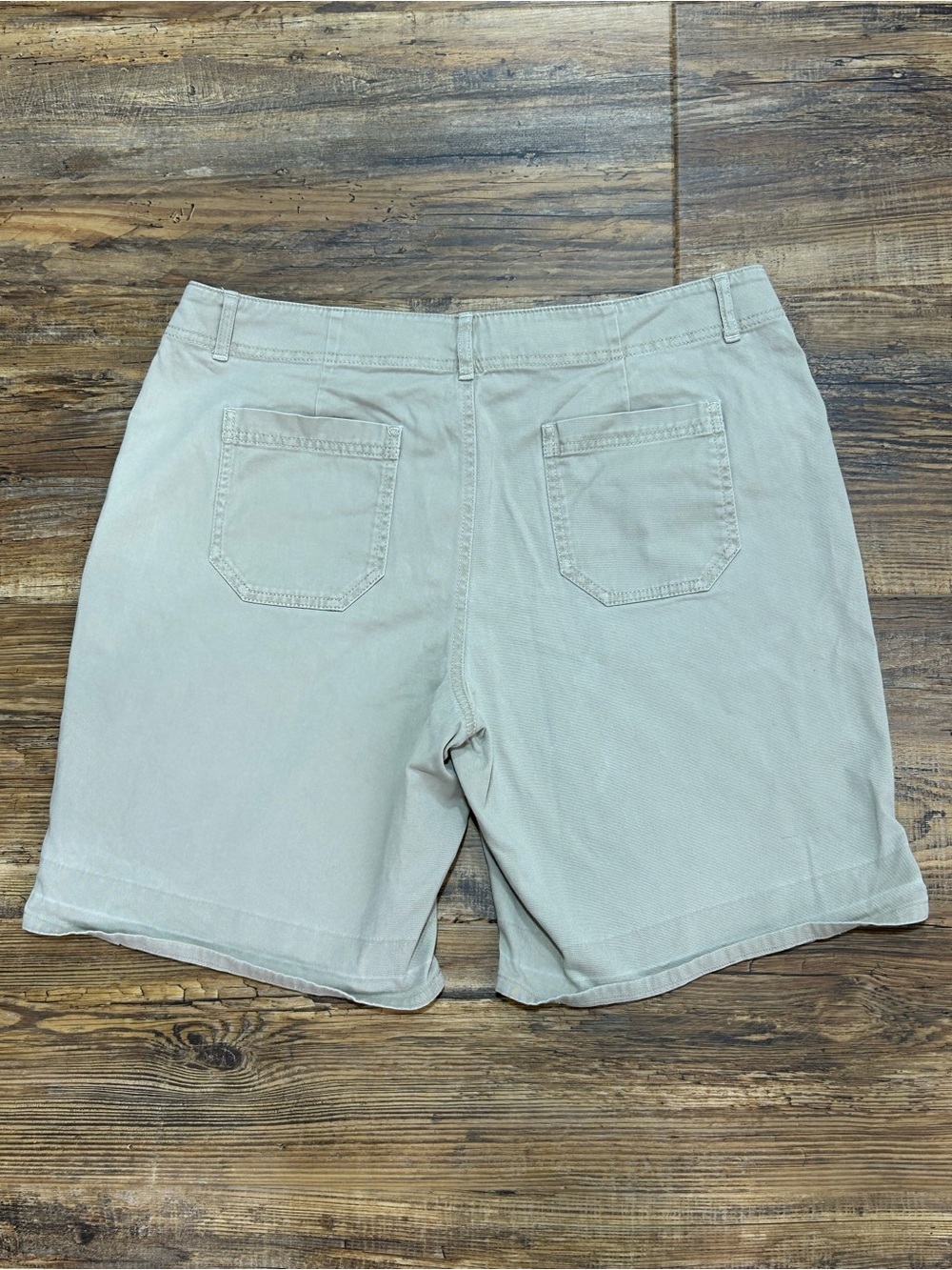 L.L. Bean Women's Light Khaki Utility Shorts - Picture 5 of 7
